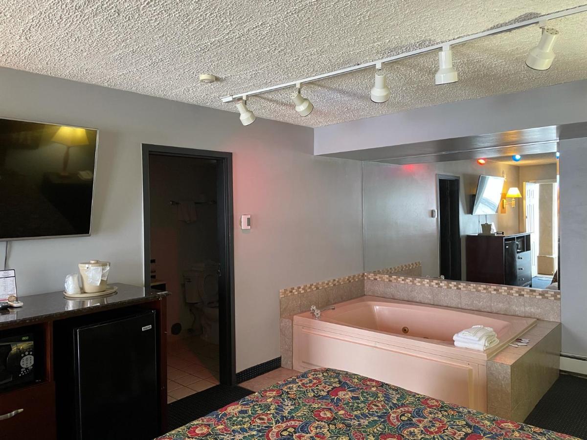 American Inn And Suites Countryside Esterno foto