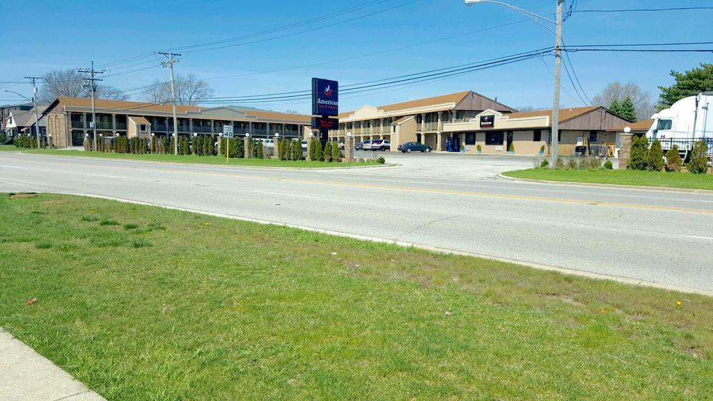 American Inn And Suites Countryside Esterno foto